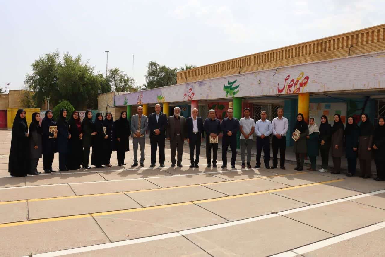 تقدیر روز معلم توسط مسئولین اداره کل بنادر ودریانوردی